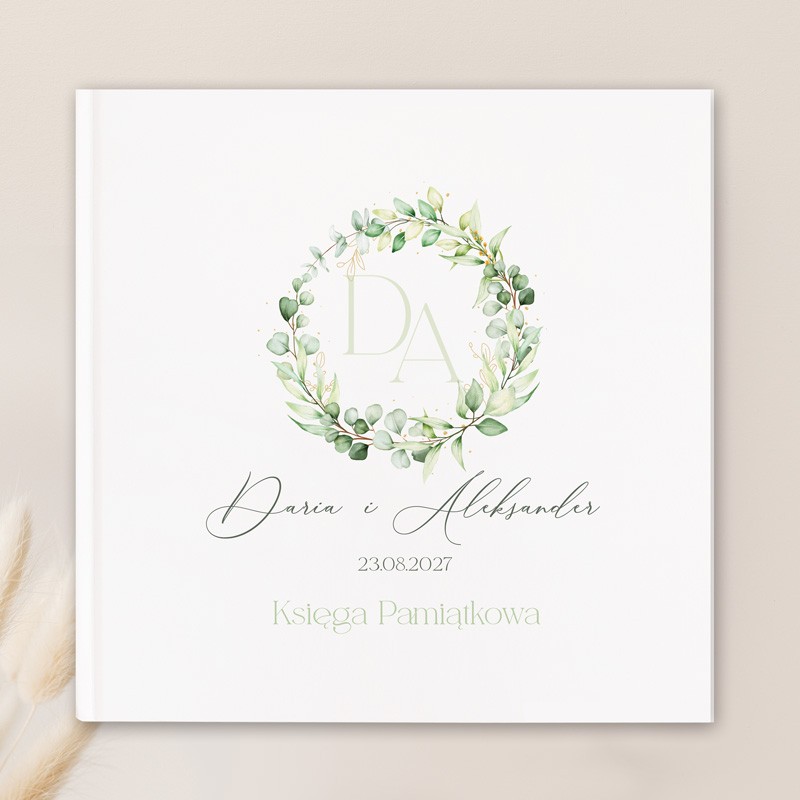 Personalizowana księga gości na okładce ma grafikę zielonego wianka.