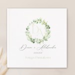 Personalizowana księga gości na okładce ma grafikę zielonego wianka.