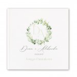 Atrakcja weselna w postaci księgi gości z piękną grafiką w postaci wianka.