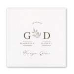 Księga gości w białym kolorze z minimalistyczną grafiką gałązki i personalizacją na okładce.