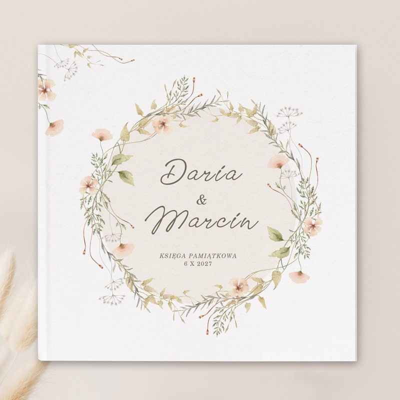 Ślubna księga pamiątkowa na wpisy gości i zdjęcia.