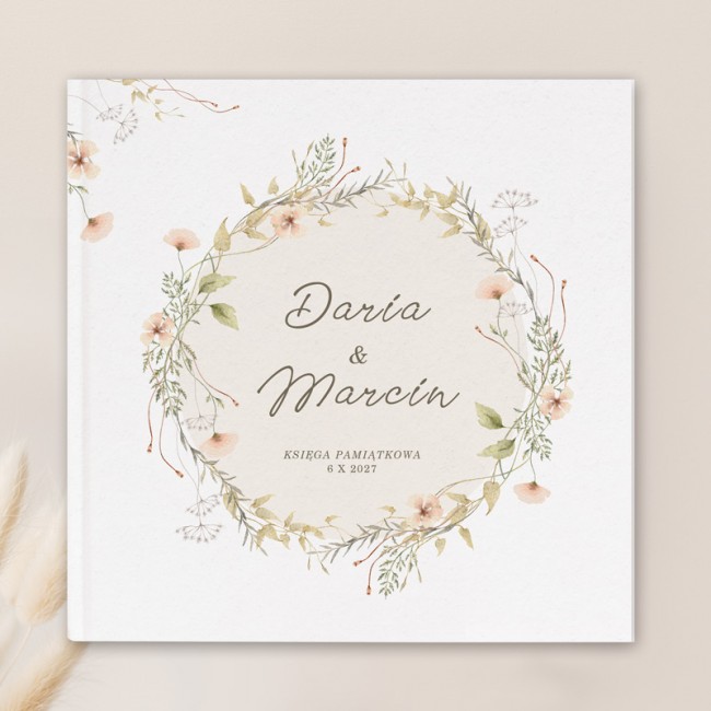 Ślubna księga pamiątkowa na wpisy gości i zdjęcia.