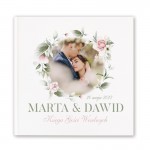 Personalizowana księga gości ze zdjęciem Pary Młodej na okładce.