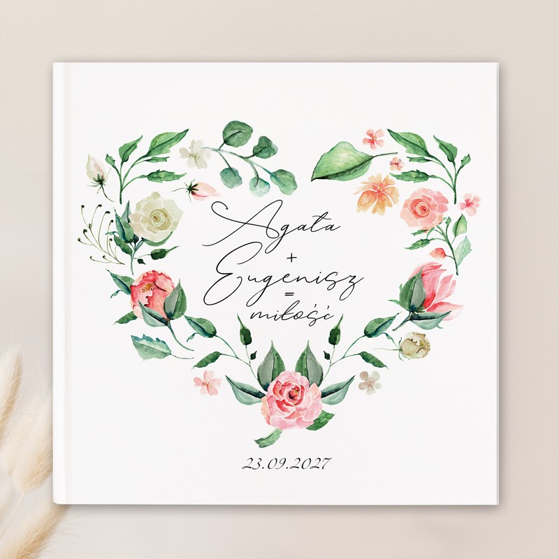 Personalizowana księga gości z kwiatowym sercem na okładce.