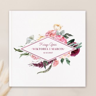 Personalizowana księga na wpisy gości. Posiada personalizację na okładce.