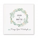 Księga gości z personalizacją i grafiką wianka na okładce.