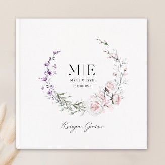 Okładka księgi gości wzbogacona jest motyw w postaci liliowych oraz różowych kwiatów.