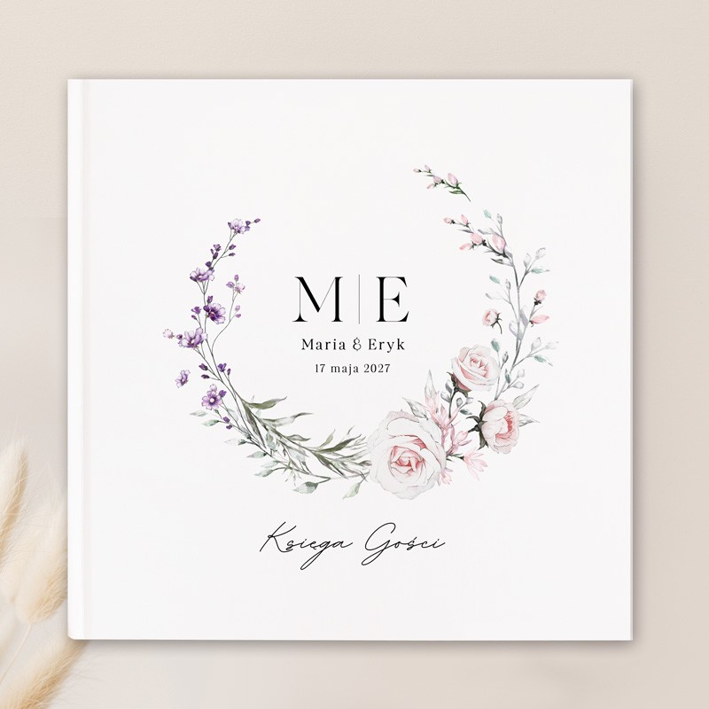Okładka księgi gości wzbogacona jest motyw w postaci liliowych oraz różowych kwiatów.
