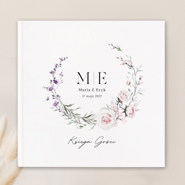 Okładka księgi gości wzbogacona jest motyw w postaci liliowych oraz różowych kwiatów.