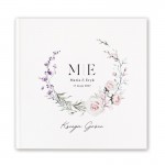 Personalizowana księga gości z motywem delikatnych kwiatów.