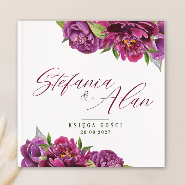 Księga gości z białymi kartkami i kwiatową grafiką fioletowych piwonii.