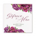 Księga gości z białymi kartkami i personalizowaną okładką z kwiatowym motywem.