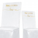 Pokrowce na krzesła ślubne ze złotym napisem