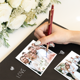 Księga gości z czarnymi kartkami.