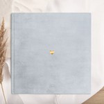 szara księga welurowa z serduszkiem