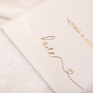 Księga gości z napisem Love w złotym kolorze oraz personalizacją w postaci imion.