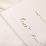 Księga gości z napisem Love w złotym kolorze oraz personalizacją w postaci imion.