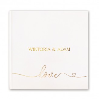 Personalizowana księga ze złoconymi napisami.