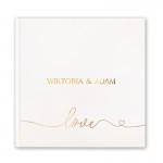 Personalizowana księga ze złoconymi napisami.