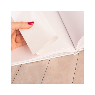 Białe karty w księdze gości na wesele.