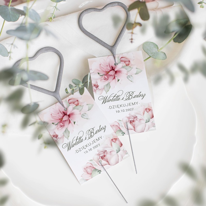 Zimne ognie w kształcie serca. Iskierki z bilecikiem na podziękowanie dla gości.