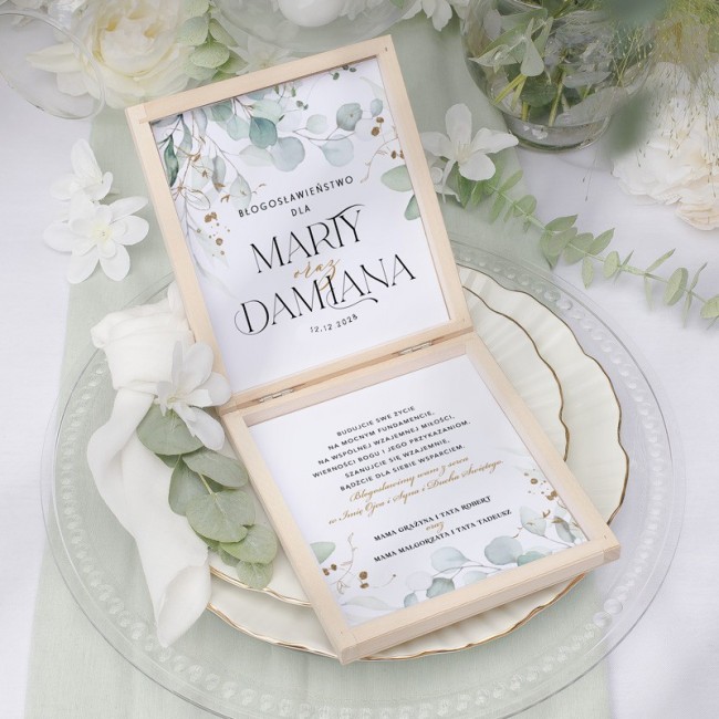 Błogosławieństwo Pary Młodej przez rodziców w postaci pudełka z tekstem.