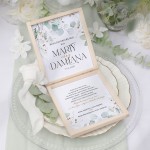 Błogosławieństwo Pary Młodej przez rodziców w postaci pudełka z tekstem.