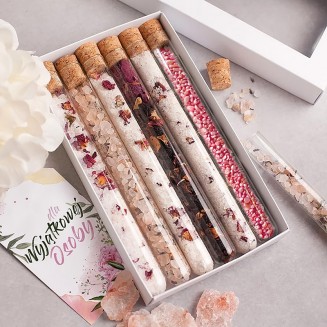 Zestaw pudełko z okienkiem, a w środku szklane fiolki z zapachowymi solami i suszonymi płatkami