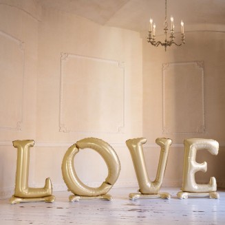 duży napis love w formie balonów w kolorze złotym