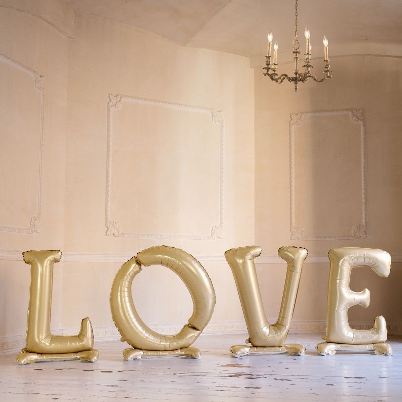 duży napis love w formie balonów w kolorze złotym