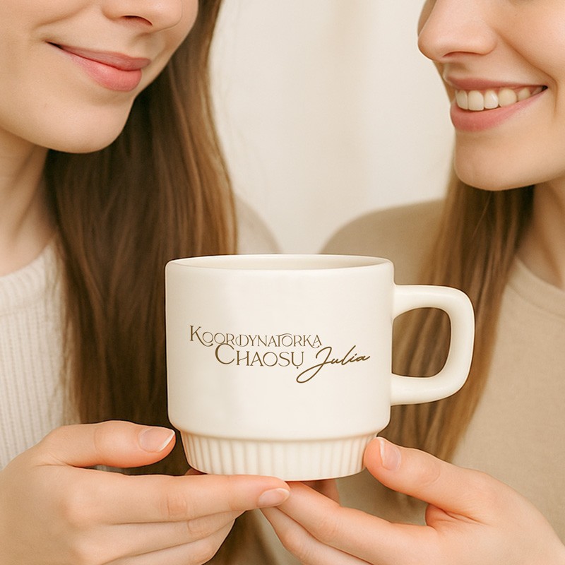 Kubek ceramiczny z ryflowaniem. Prezent dla świadkowej.