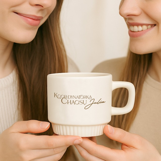 Kubek ceramiczny z ryflowaniem. Prezent dla świadkowej.