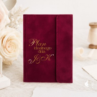 Elegancki notatnik z weluru z bordową okładką.