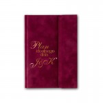 Welurowy notes ślubny ze złoconym napisem.