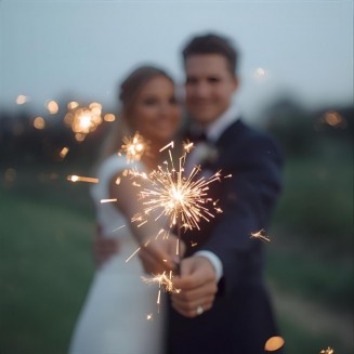 Atrakcja na przyjęcie weselne w postaci zimnych ogni.