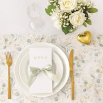 Bieżnik papierowy z motywem liści eukaliptusa.