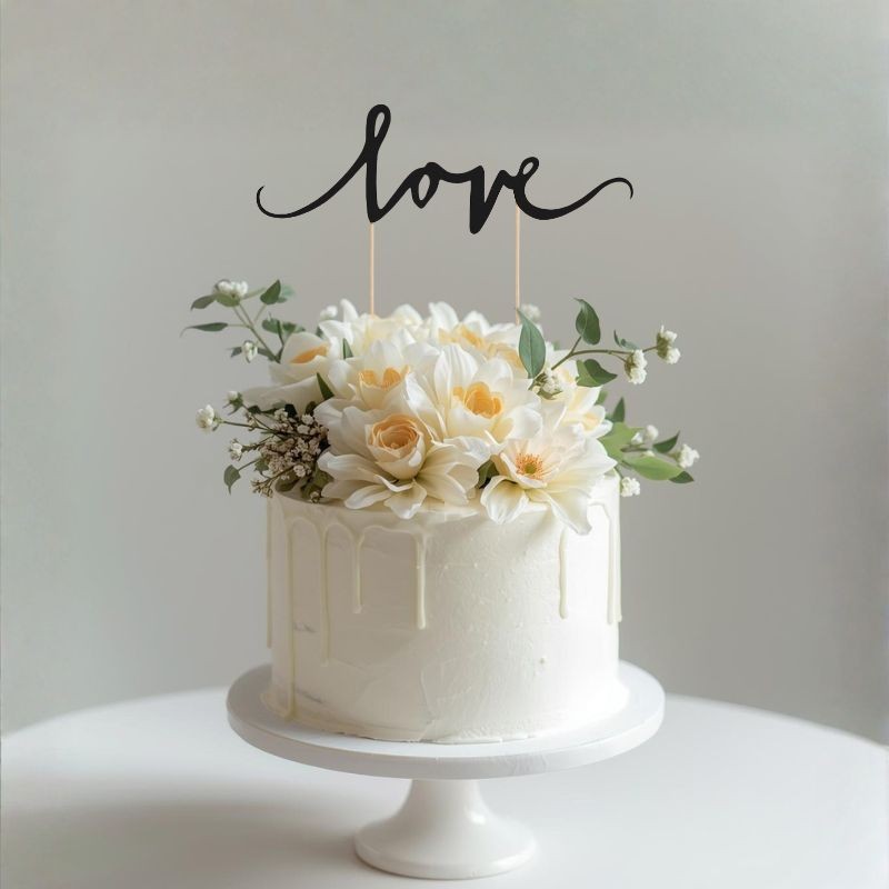 Topper na tort w czarnym kolorze w postaci napisu love.