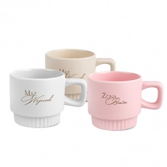 Eleganckie kubki z ryflowanym spodkiem.