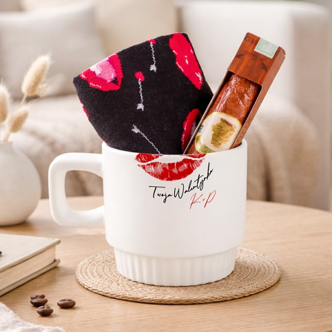 Zestaw w postaci kubka, skarpet i czekoladowego cygaro na Walentynki dla mężczyzny.