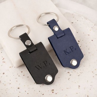 Brelok z inicjałami.