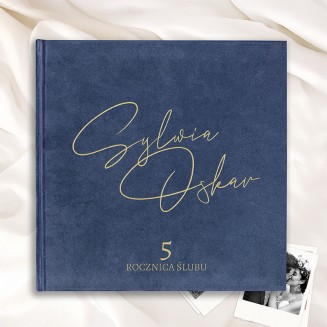 Welurowy album z imionami i datą na okładce z okazji rocznicy ślubu.