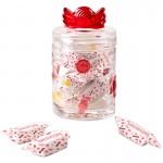 Szklany słoik z krówkami walentynkowy z tekstem w środku papierka.