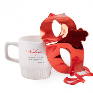 Kubek z maską na prezent walentynkowy dla kobiety.