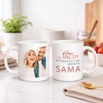 Foto kubek z romantycznym napisem i wspólnym zdjęciem pary.