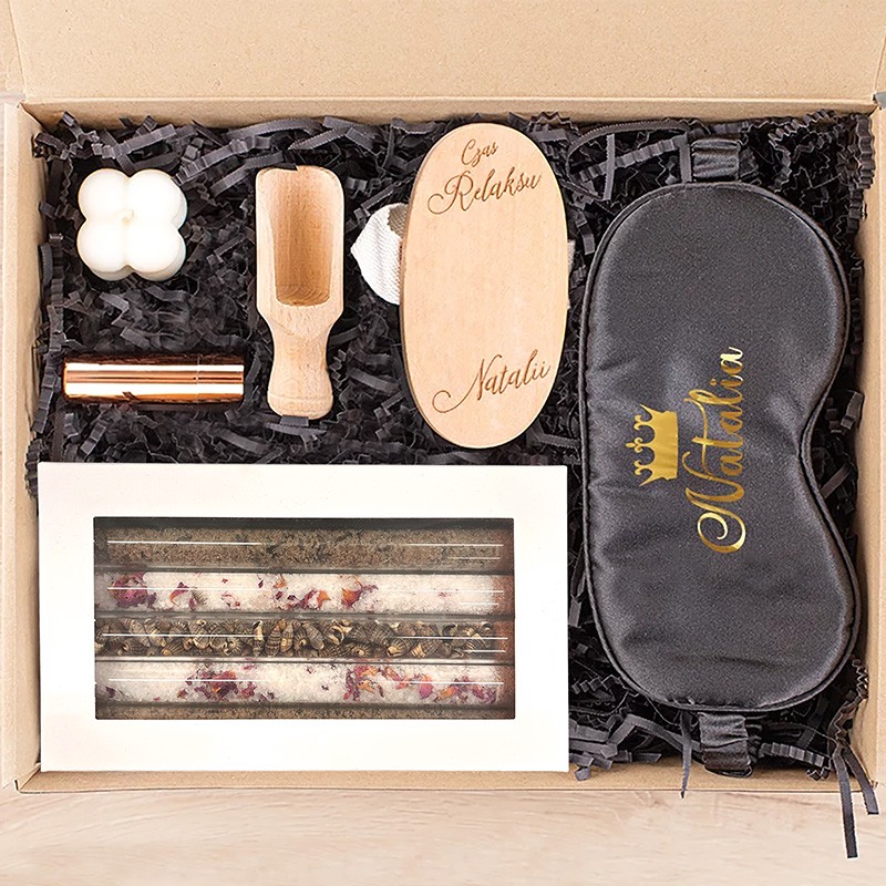 Zestaw dla kobiety z solami, świeczką, opaską na oczy i pomadką