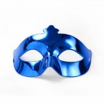 Zestaw walentynkowy dla mężczyzny z ceramicznym kubkiem i połyskującą maską.