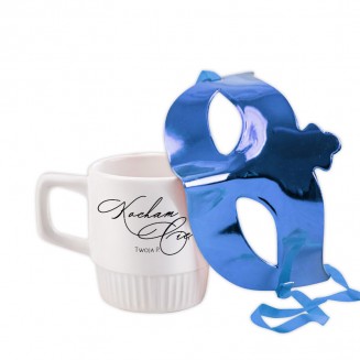 Biały ryflowany kubek z romantycznym nadrukiem jako prezent dla niego.