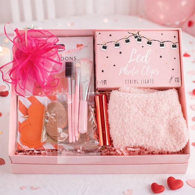 Walentynkowy zestaw prezentowy dla dziewczyny w różowym pudełku