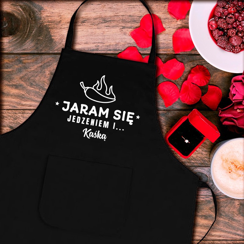 Czarny fartuch kuchenny z personalizacją. Prezent walentynkowy.