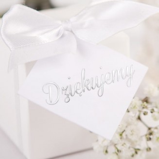 Bileciki w białym kolorze ze srebrnym napisem dziękujemy.